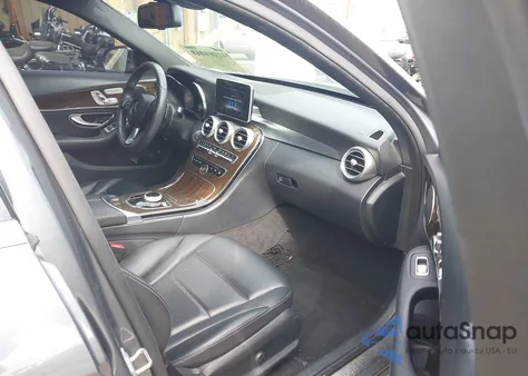 2018 Mercedes-Benz C 300 z USA, uszkodzony, nr VIN 55SWF4JB4JU256062